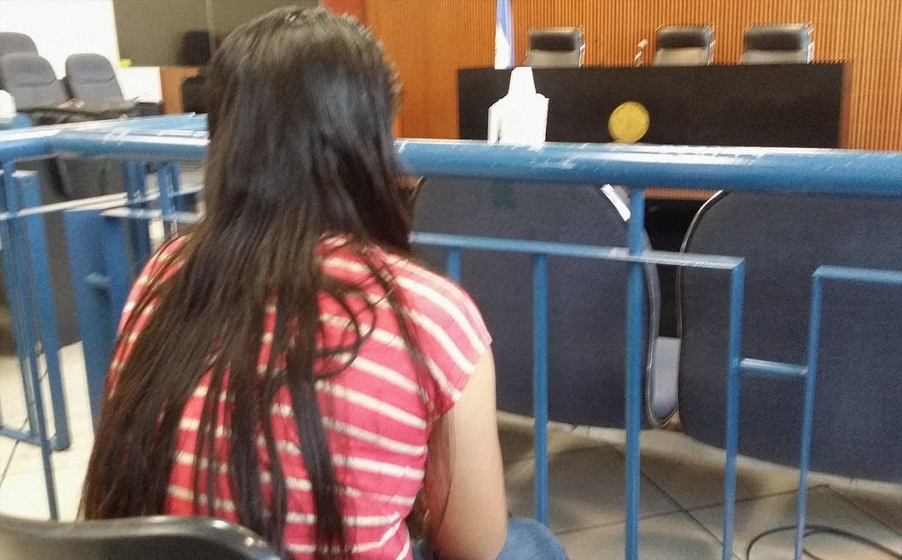 Un pandillero la violó, quedó embarazada, su bebé murió y un tribunal de El Salvador la condenó a 30 años de cárcel 