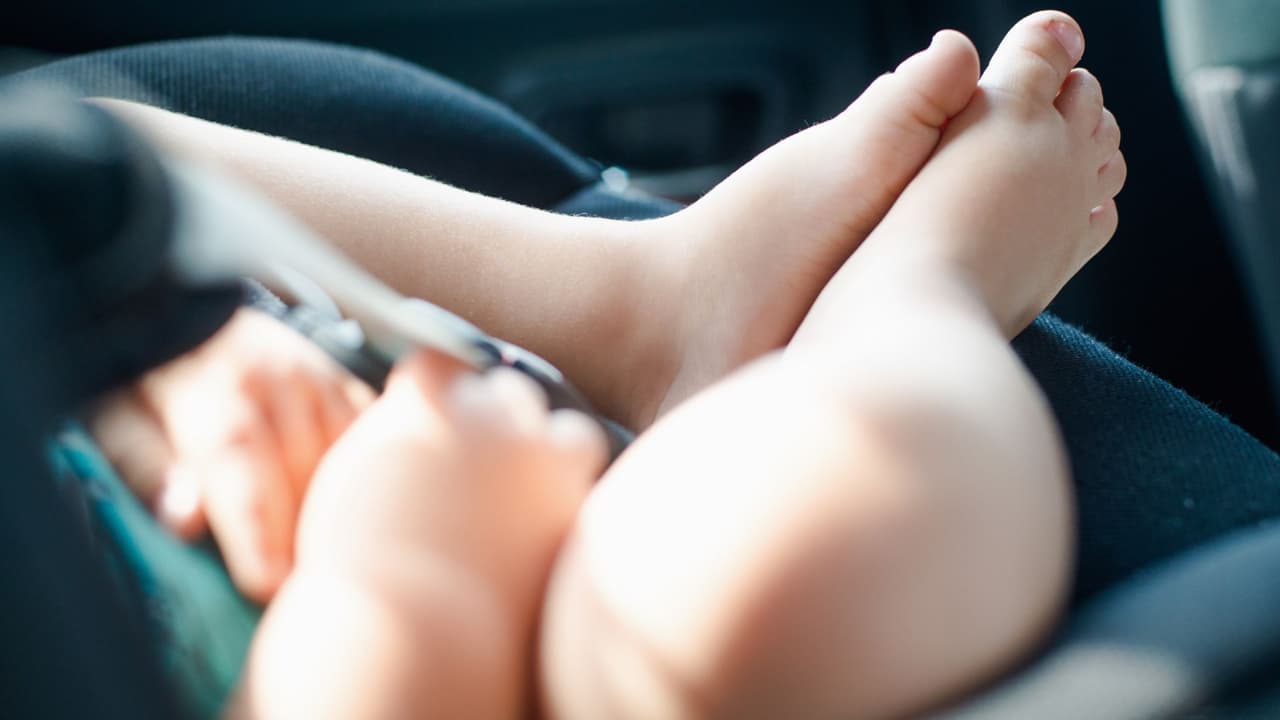 Bebé de 1 año muere tras ser dejado en una silla de seguridad en una casa en Georgia