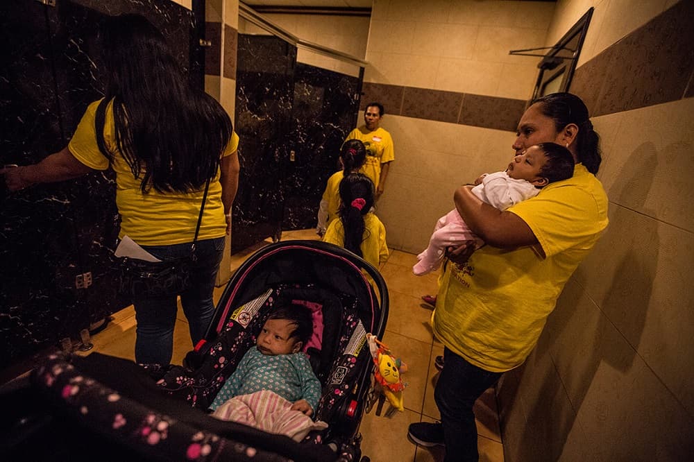 Yaelis, de 4 semanas (bebé en el centro) y Arantxa (de 2 meses, bebé a la derecha), ciudadanas estadounidenses, están viajando con sus mamás indocumentadas desde Florida hasta Washington D.C. en bus para estar fuera de la Corte Suprema