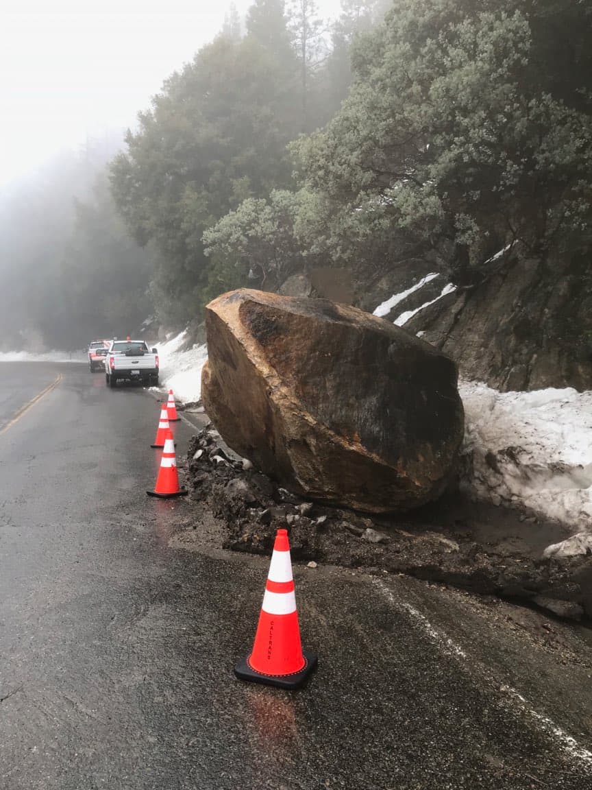 Esta monumental roca, cayó de la montaña a la carretera en la altura de IdIdyllwild, Mountain Center and Pine Cove, localizada en las montaña de San Jacinto en el Condado de Riverside. (Photos courtesy Caltrans District 8)
<br>
