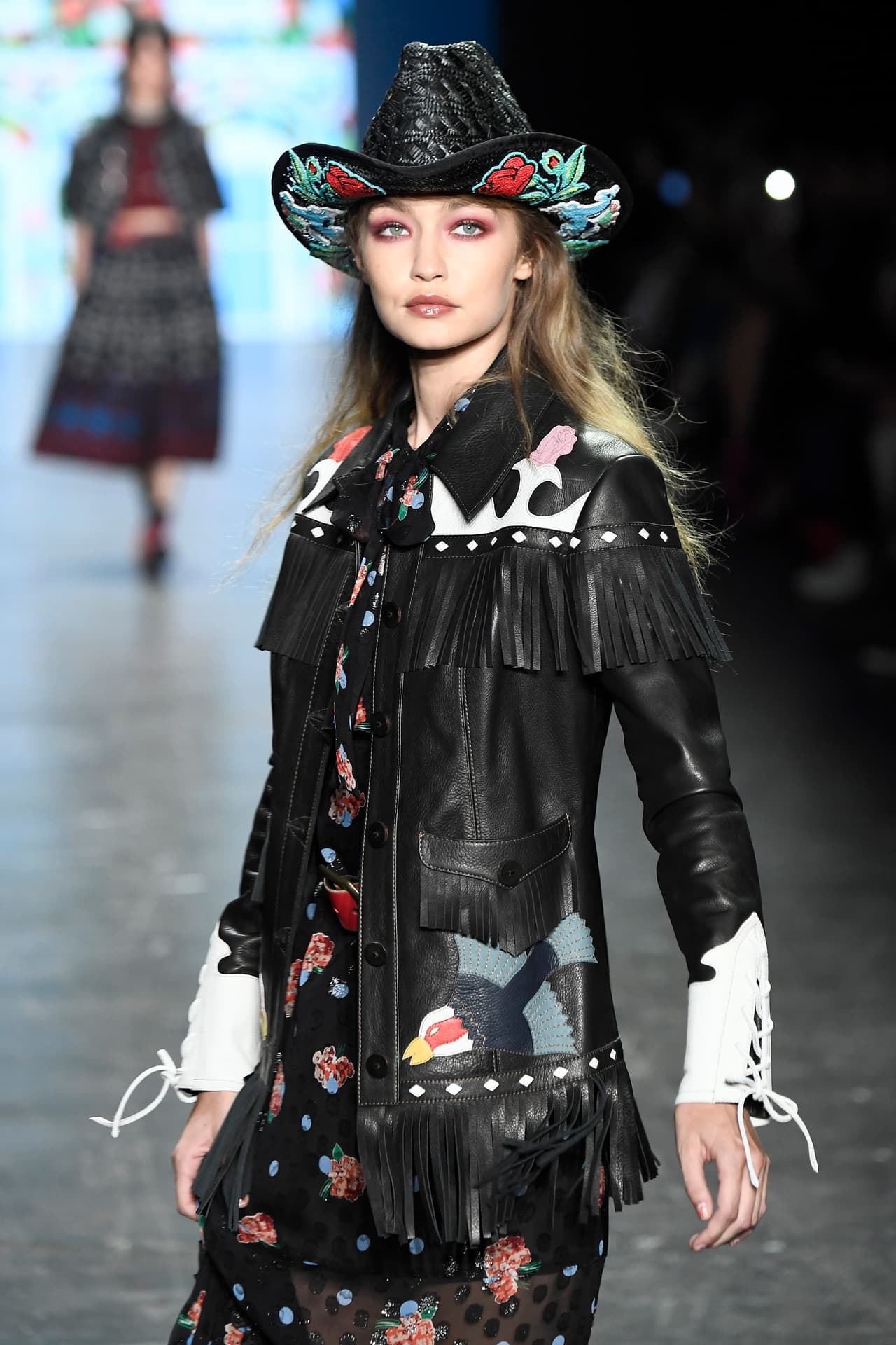 ¡Toda una
<i>cowgirl</i>! Un segundo look de Gigi Hadid para la pasarela de Anna Sui.