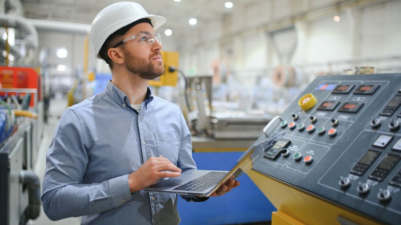 <h3 class="cms-H3-H3">Ejemplos que ilustran el impacto</h3> En Dallas, una empresa de tecnología quiere contratar a una ingeniera mexicana. Ya tiene lista la LCA y va a presentar la I-129. 
<b>Si lo hace después del 21 de septiembre, tendrá que añadir $100,000 al proceso.</b> Si, en cambio, la petición fue aprobada unos días antes, 
<b>el cargo no aplica.</b> 
<br>En una universidad pública en Florida, 
<b>una facultad decide patrocinar a un profesor extranjero.</b> Aunque este tipo de empleadores suele estar exento del límite anual, 
<b>nada asegura que lo estén también del pago adicional.</b> Habrá que esperar reglas más precisas de USCIS y el Departamento de Estado.