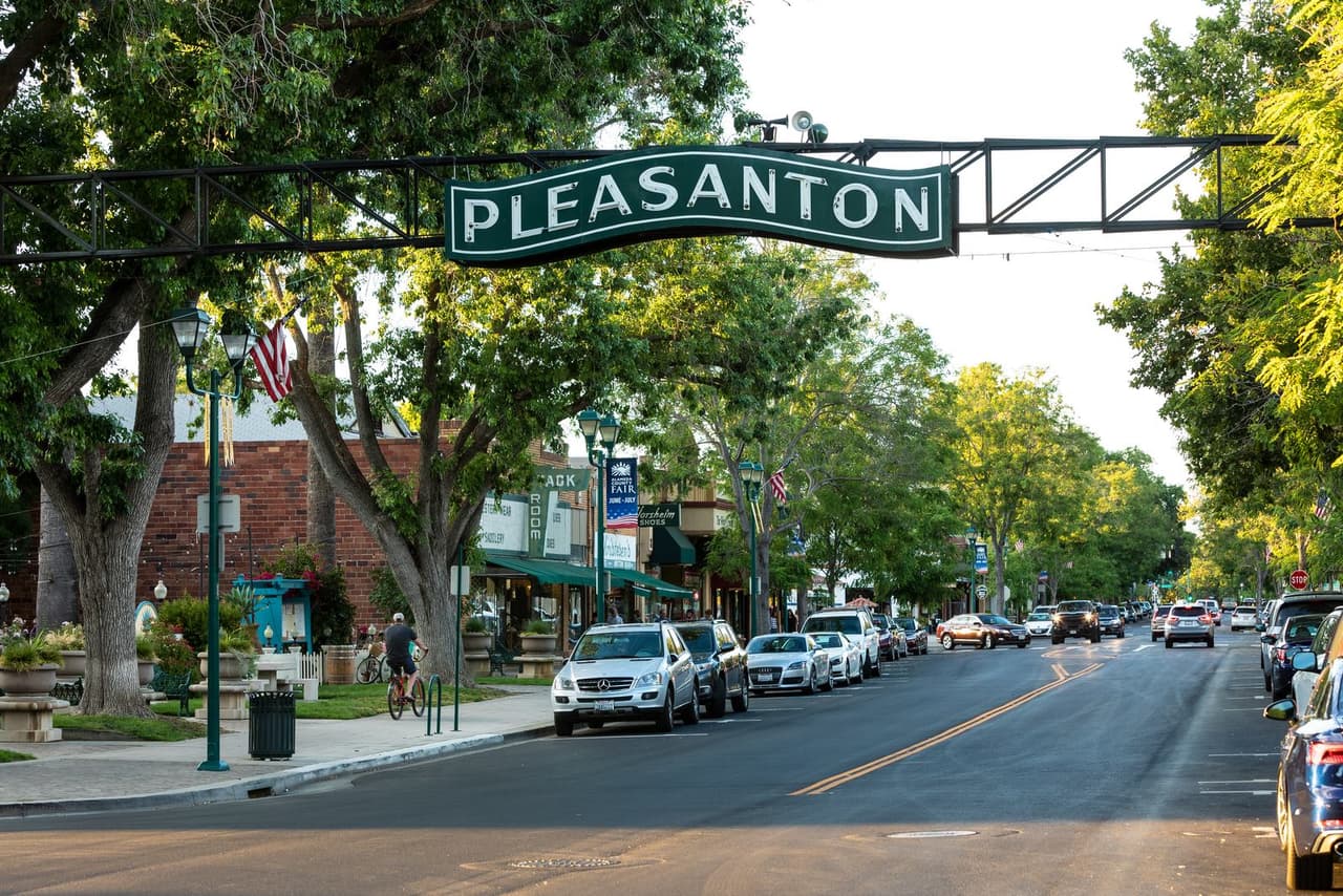 <b>Pleasanton</b>, en el condado de Alameda, se ubica en el lugar 19.
<br>
<br>
<b>Población:</b> 84,440
<br>
<b>Salario promedio: </b>$138,269
<br>
<b>Tasa de crimen violento: </b>1.17 por cada mil habitantes
<br>
<b>Tasa de crimen a la propiedad: </b>19.67 por cada mil habitantes
<br>