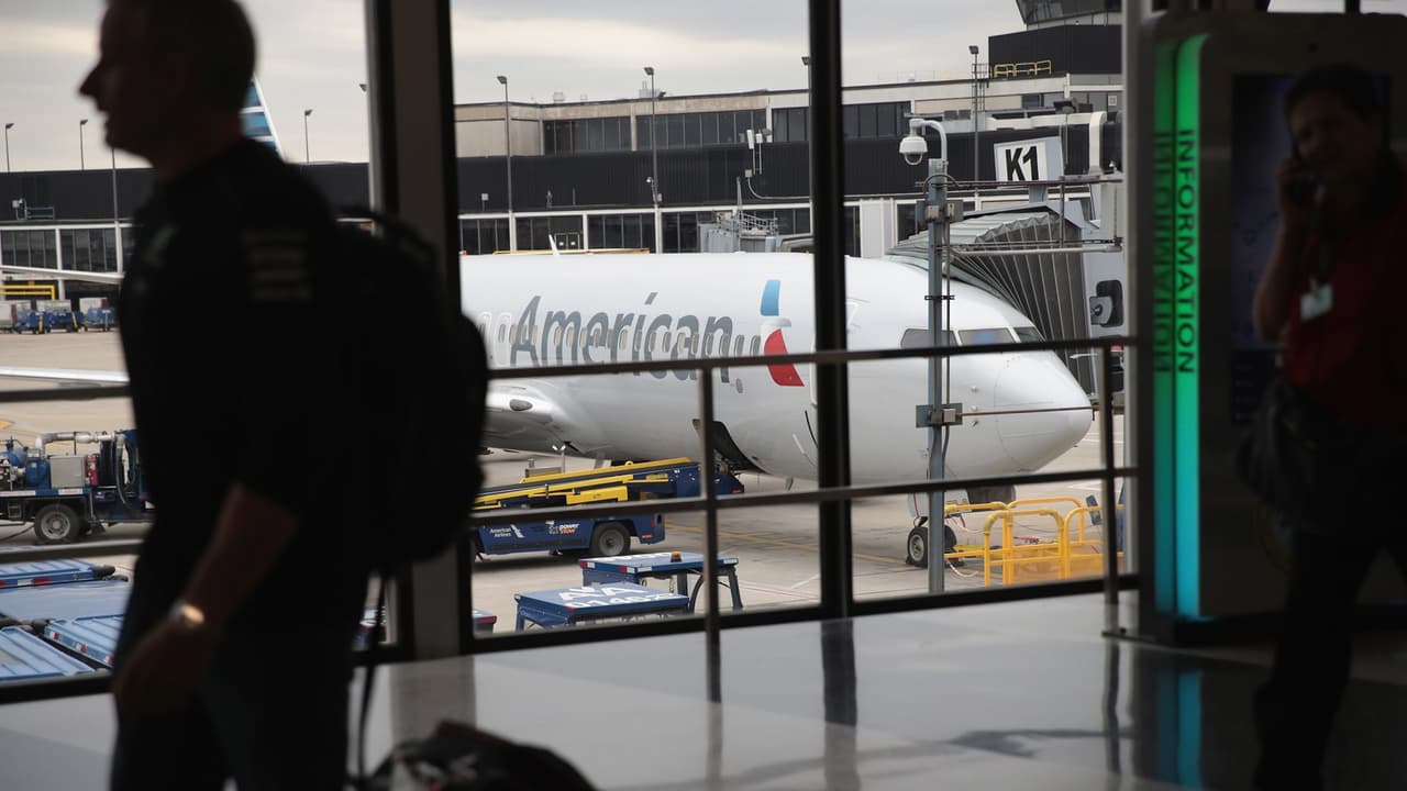 <b>En video:</b> La AAA calcula que casi 51 millones de personas viajarán 50 millas o más y la gran mayoría lo hará este miércoles. Solamente en el aeropuerto de Los Ángeles las autoridades calculan que están transitando unas 200,000 personas cada día. Esto ocurre mientras las tarifas aéreas están por las nubes y los precios de la gasolina, hoteles y rentas de autos casi un 30% más altos.