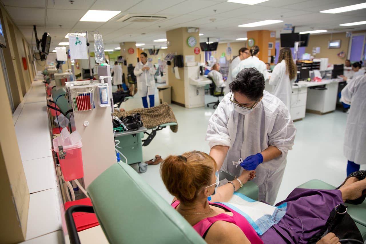 <b>Hospitales asistidos: 66. </b>Según el departamento de salud federal y local, 45 hospitales se encuentran funcionando con energía eléctrica y 46 centros de diálisis han recibido asistencia en la emergencia. En esta fotografía del 3 de octubre de 2017, una sala de diálisis funciona a toda capacidad en Aguadilla, al noroeste de la isla.