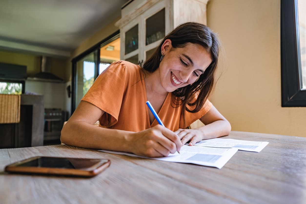 La documentación de apoyo es aquella que comprueba la calificación del solicitante para el privilegio de la ciudadanía.