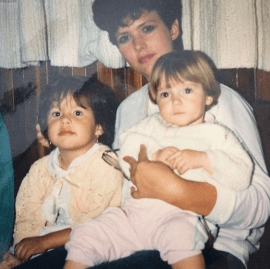 Durante varios años Ariadne creció al lado de la familia de su mamá, pero poco antes de mudarse, la protagonista de 'La doble vida de Estela Carrillo' se enteró que la familia de su padre la buscó durante varios años.