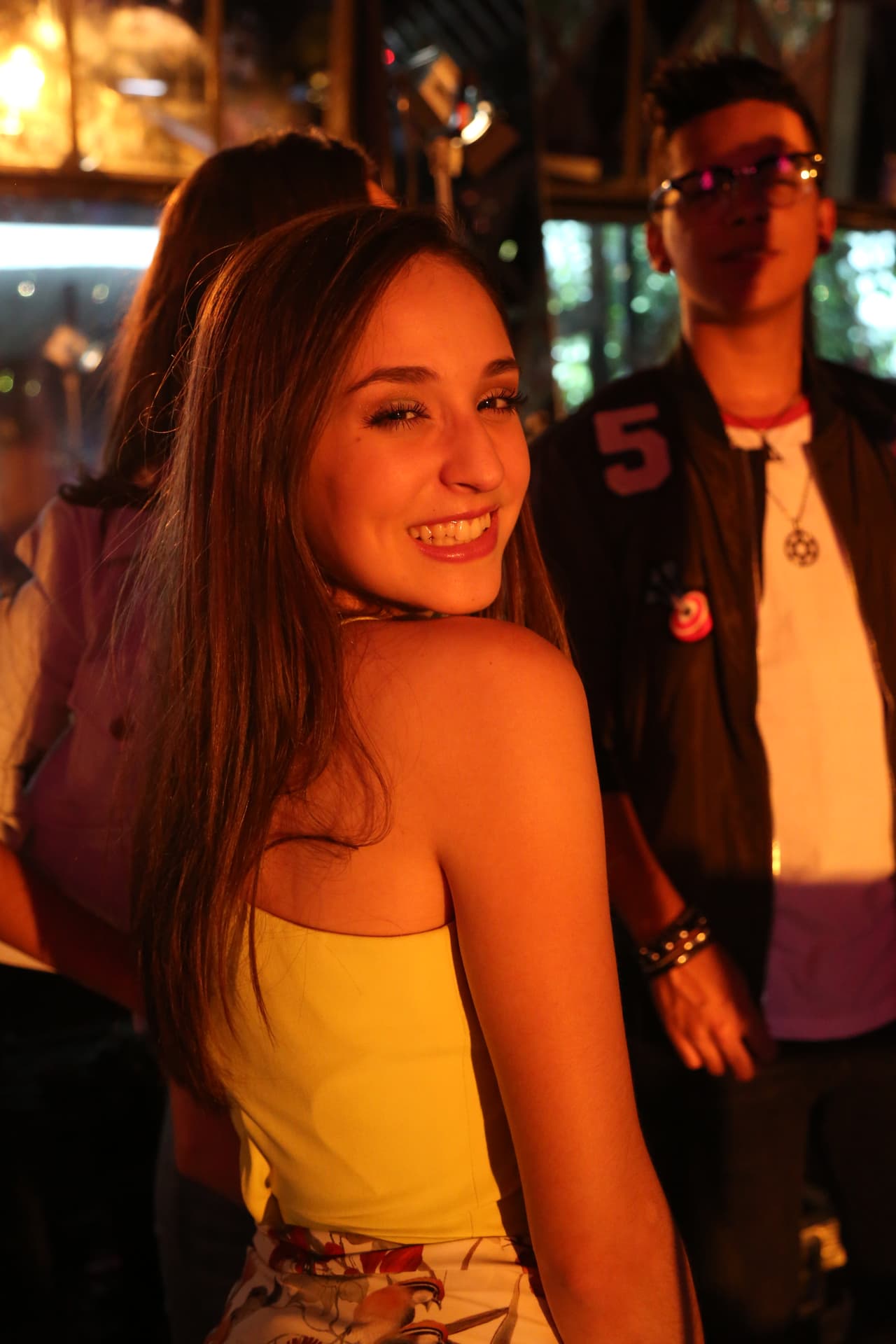 Abdiel, Fabyán, Alondra, Sofía, Verónica y Abel formaron la banda 
<b>Milenios</b>. “Cake by the ocean” fue el tema de su videoclip. Durante las grabaciones los chicos se diviertieron y hasta se sonrojaron al enterarse que había escena de beso.