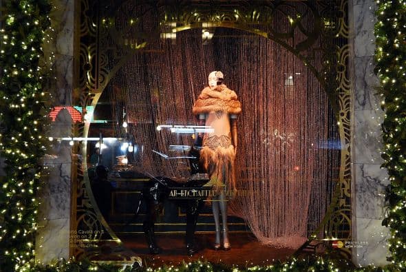 Las vitrinas navideñas de Saks FithAvenue están listas para ser admiradas por millones de visitantes. Con atuendos y accesorios lujosos que suman miles de dólares, las vitrinas se han convertido en un ícono de Nueva York. Mark Briggs, Jefe de Marketing y creativo para Saks Fifth Avenue, dijo en un comunicado que este año se han incorporado elementos nuevos , por lo que es una experiencia como ninguna otra ... una experiencia para recordar."