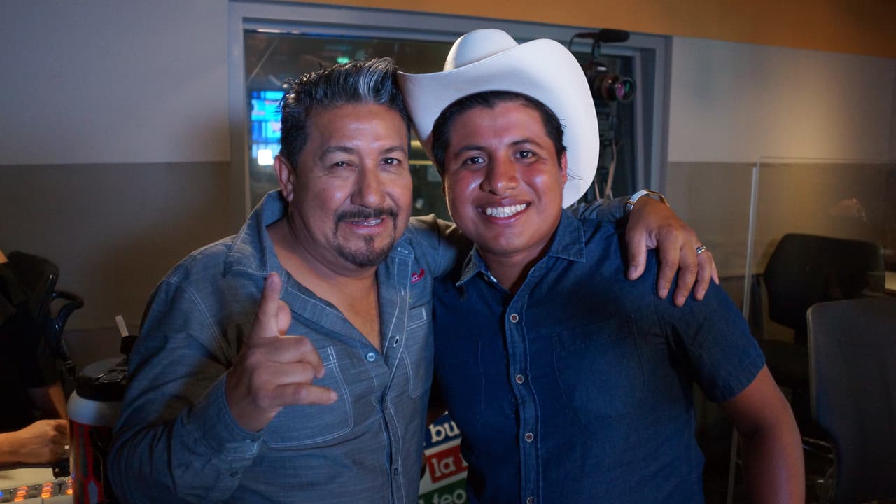 Así fue la visita de
<a href="http://www.univision.com/los-angeles/kmex/noticias/sucesos/si-no-moves-el-carro-te-lo-muevo-yo-la-amenaza-que-cumplio-el-peaton-que-tumbo-el-carrito-de-un-vendedor-de-elotes">Benjamín Ramírez</a>, #ElElotero más famoso del mundo en
<a href="https://www.facebook.com/buenomalafeo/?fref=ts"> 'El Bueno, La Mala y El Feo'.</a>