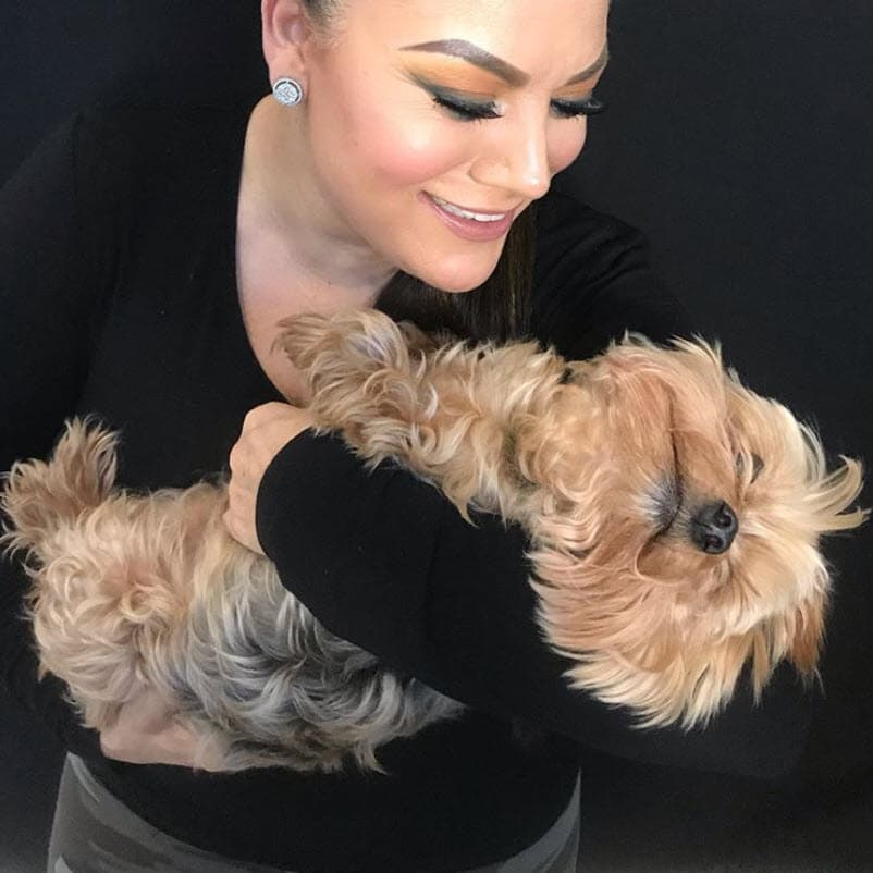 “Es muy difícil empezar a depender de otros, te preocupas, te estresas… Y puedo ser muy positiva, pero tengo momentos de crisis cuando no me puedo pintar la ceja izquierda, por ejemplo, o cuando el ojo está muy irritado y a mitad del maquillaje me empieza a llorar… son mil cosas", agregó.