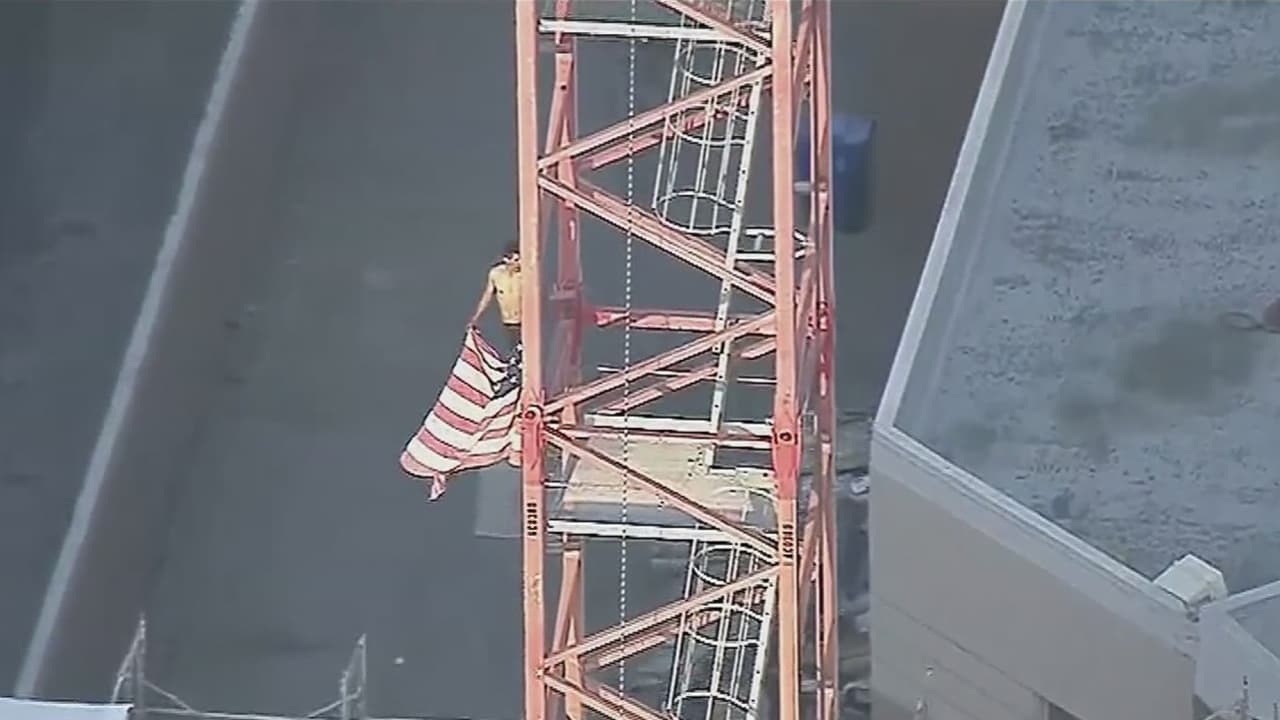 Niñas escapan de incendio en escuela de baile saltando por el balcón de un edificio hacia el suelo