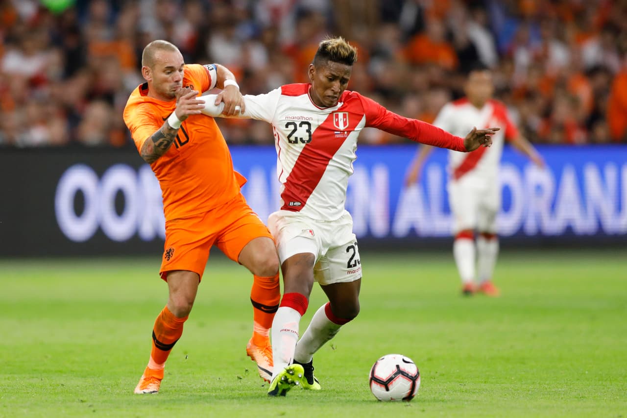 Sin embargo, Perú no vino para celebrar despedidas y se puso arriba primera con gol de Pedro Aquino al minuto 13.