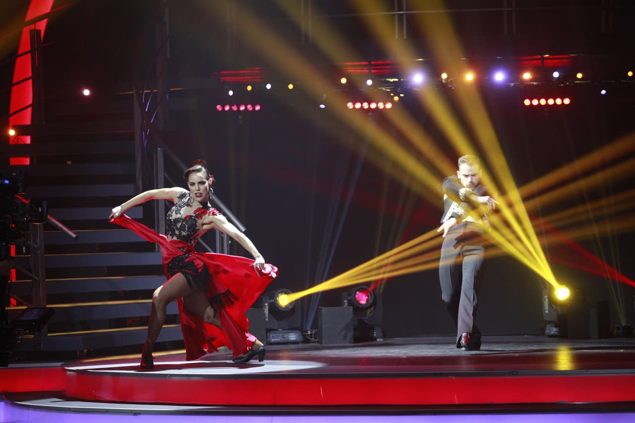 <a href="https://www.univision.com/shows/mira-quien-baila/sara-corrales-pelea-por-un-lugar-en-la-final-al-ritmo-de-gipsy-kings-video" target="_blank">A Sara le tocó el ritmo español de Gipsy Kings 'Djovi djova'</a>.