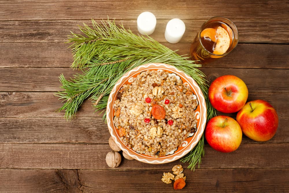 Además, coloca en un plato muchas semillas o legumbres, que simbolizan las raíces y el elemento de vida del año que está a punto de nacer. Serán tu símbolo de renovación.