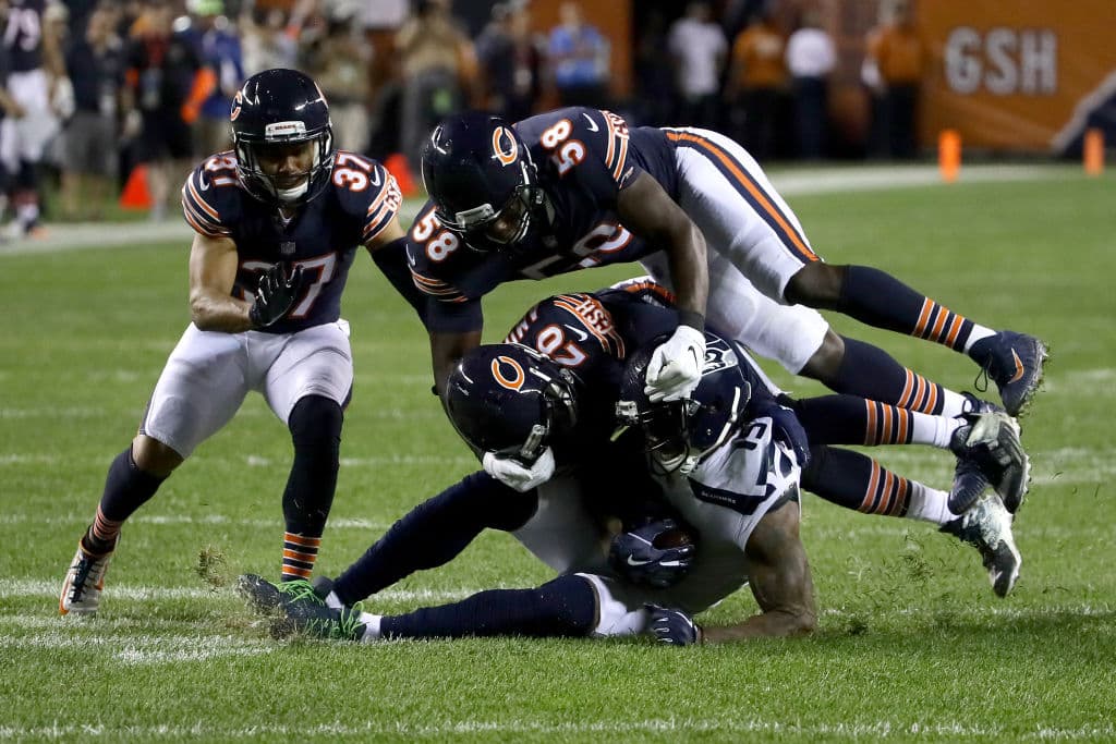 Russell Wilson siguió viviendo el asedio de unja defensiva hambrienta, aquí en una jugada rota con una persecución masiva en su contra.