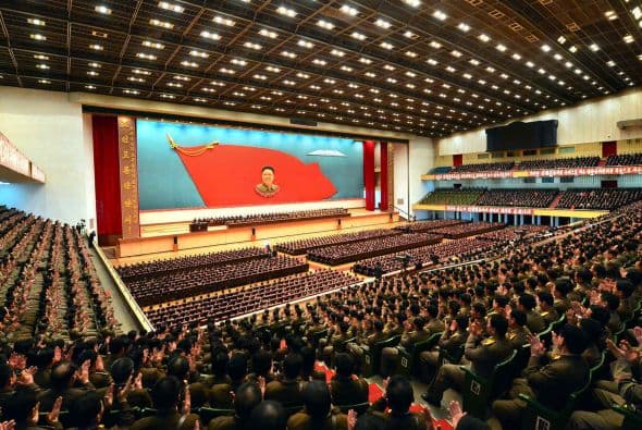 Esta imagen fue tomada el 15 de febrero de 2013 por la agencia oficial de Corea del Norte. En ella se muestra una reunión nacional para celebrar el aniversario natalicio del difunto líder Kim Jong- Il en Pyongyang Indoor Stadium.