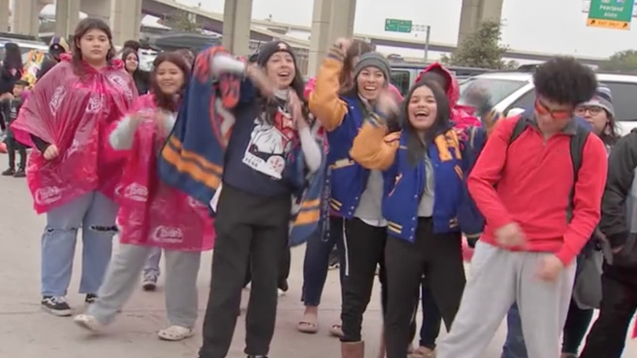 Afuera del establecimiento había una larga fila desde horas antes de que llegara el MVP de los 
<a href="https://www.univision.com/local/houston-kxln/fanaticos-astros-houston-llenan-calles-celebrar-serie-mundial-fotos" target="_blank">Astros</a> de Houston, Jeremy Peña.