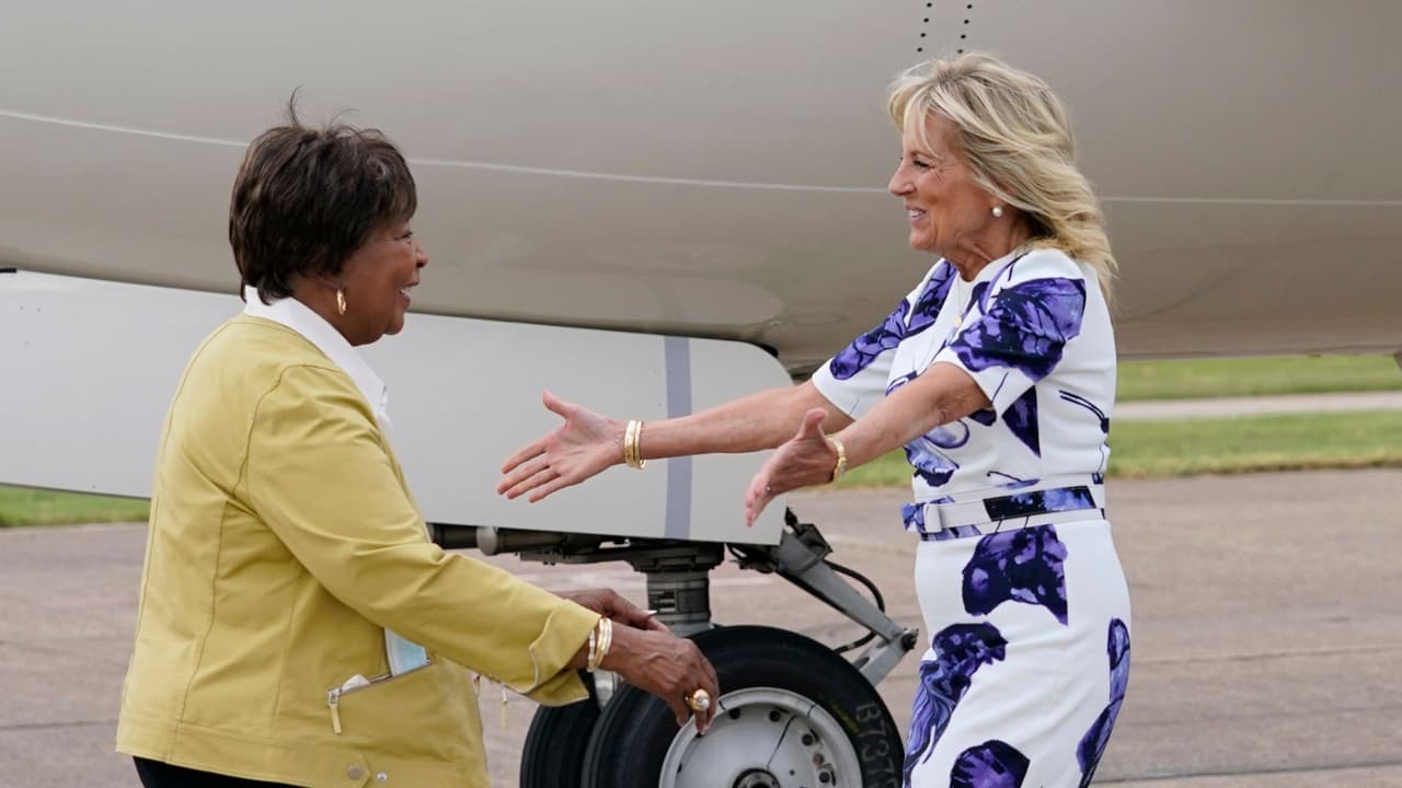 La primera dama Jill Biden saluda a la representante Eddie Bernice Johnson, demócrata de Texas, a su llegada al aeropuerto Love Field de Dallas, el martes 29 de junio de 2021.