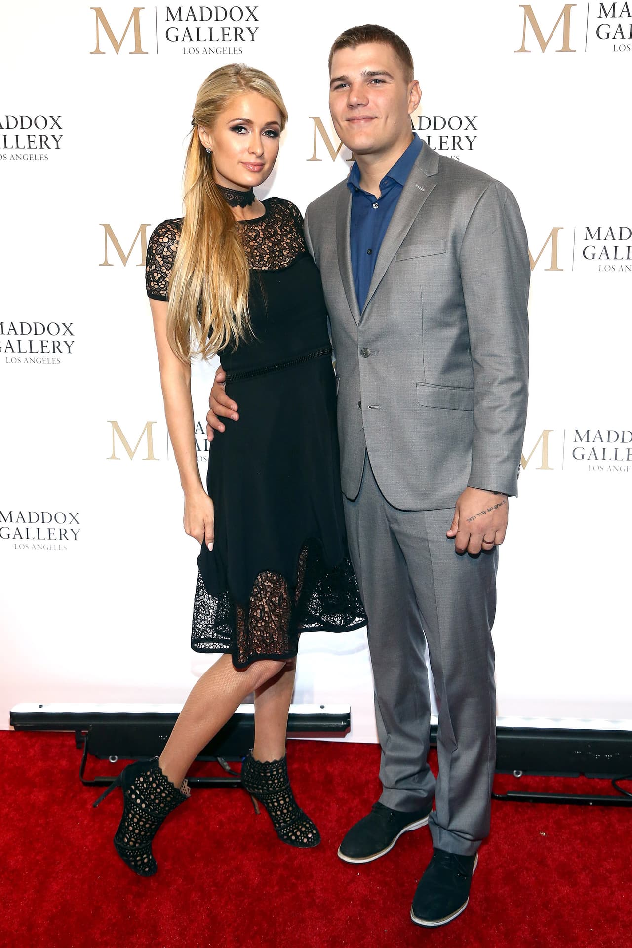 Luego de que se hiciera público que 
<b><a href="https://www.univision.com/entretenimiento/paris-hilton-cancela-su-boda-con-chris-zylka-fotos" target="_blank">Paris Hilton terminó su compromiso con Chris Zylka</a></b>, trascendió que la empresaria de 37 años aún no devuelve el anillo que el actor y modelo le dio.
<br>