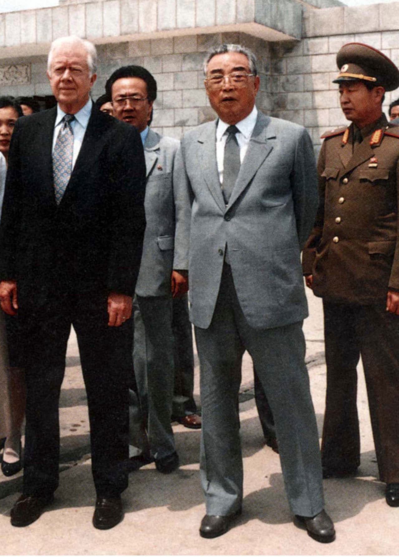 En junio de 1994, el expresidente Jimmy Carter viajó a Pyongyang para reunirse con Kim Il Song. La visita fue parte de un intento por fraguar la primera cumbre entre los dos líderes de la Península, protagonistas de una vieja hostilidad que nunca se convirtió en una paz duradera tras la guerra que terminó en 1953.