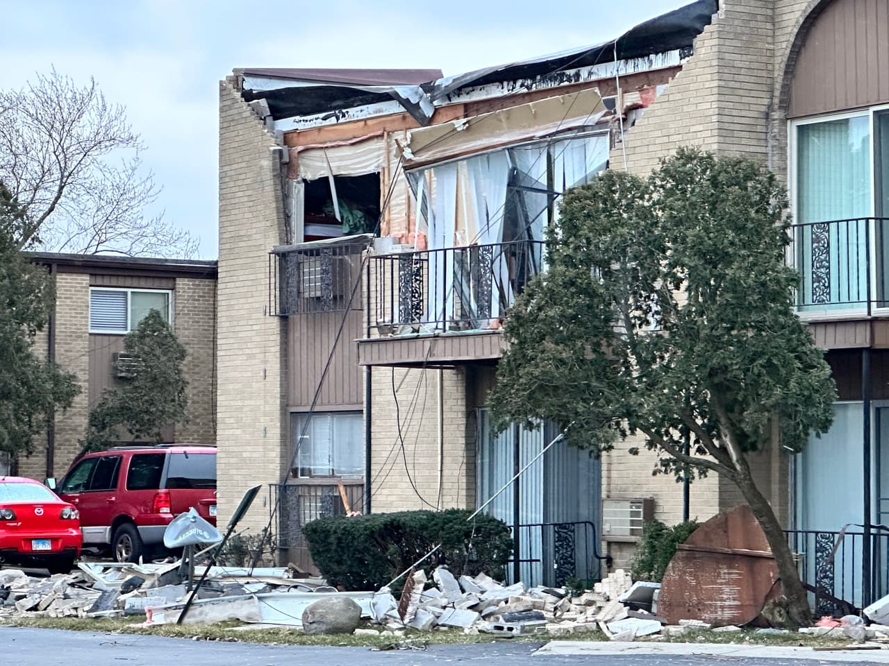 Los posibles tornados que causaron graves daños estructurales al complejo de apartamentos ubicados en el 
<b>33 Washington Blvd. Mundelein</b>, aún están siendo investigados por el Servicio de Meteorología.