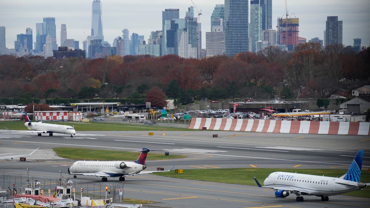 Tormenta nor’easter provoca retrasos y cancelaciones en aeropuertos LaGuardia, JFK y Newark