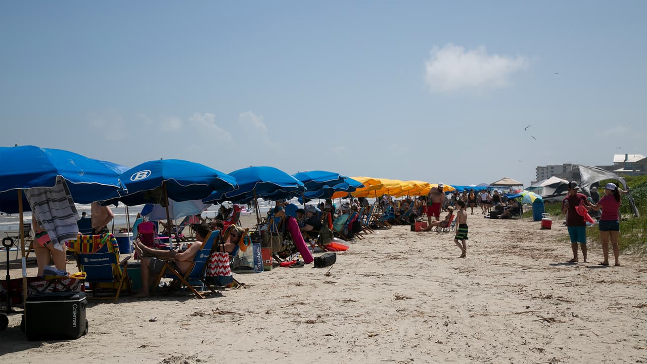 Las autoridades recomiendan mantener la distancia social de seis pies a excepción del grupo con el que asistas.