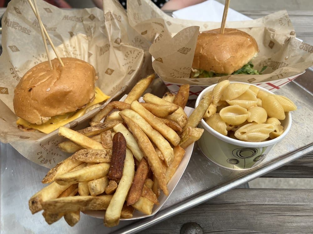 <b>Wilson's Eatery</b>
<br>1053 E Whitaker Mill Rd Raleigh, NC 27604
<br>Teléfono: (919) 977-5442
<br>Sitio web:
<a href="http://www.wilsonseatery.com">http://www.wilsonseatery.com</a>
<br>
<a href="https://www.yelp.com/map/wilsons-eatery-raleigh">Cómo llegar</a>
<br>
<br>Aseguran que sirven “sándwiches, panes sin levadura y ensaladas hechas en casa y de origen local en un ambiente informal”.