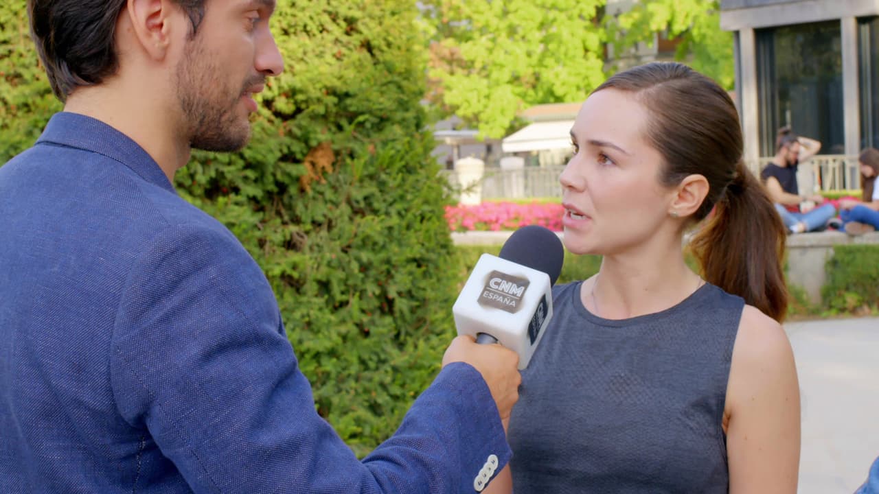 Molesta, Rubí habló con la prensa española sobre la actitud de la reina y de todos los miembros de la realeza, lo que provocó la molestia de Eduardo y que ella terminara su relación.