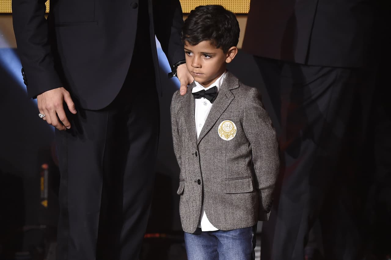 ¿Por qué no enviar a nuestros pequeños vistiendo un elegante blazer como Cristiano Ronaldo Jr.?