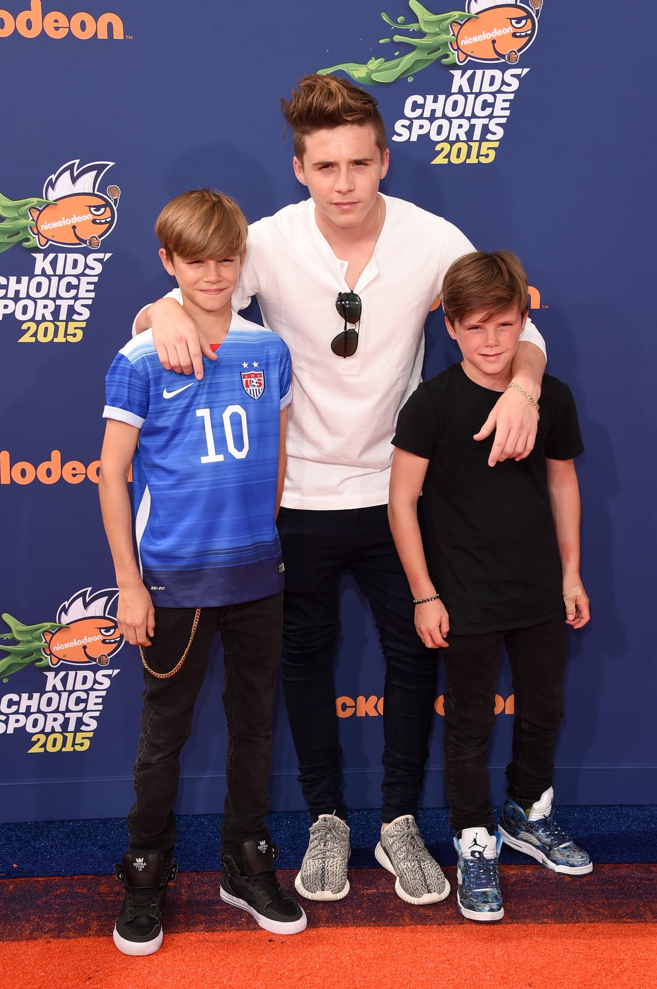 Otros de quienes te puedes inspirar para enviar a la escuela tu hijo con el mejor estilo son los mini Beckham. Brooklyn, Romeo y Cruz visten frescos 'jeans' y pantalones chinos, con camisas en cuello V y peinados a la moda.