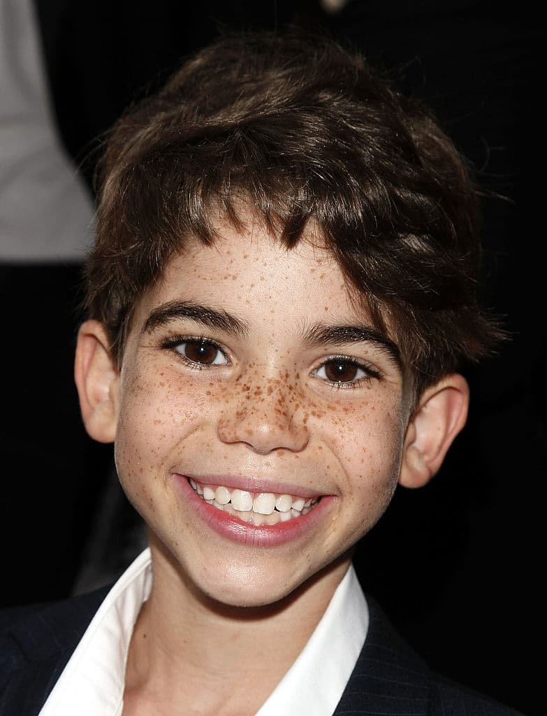 Desde muy joven entró en la industria, y a través de Disney consiguió reconocimiento con ‘Los Descendientes’ y ‘Jessie’, entre otras producciones.