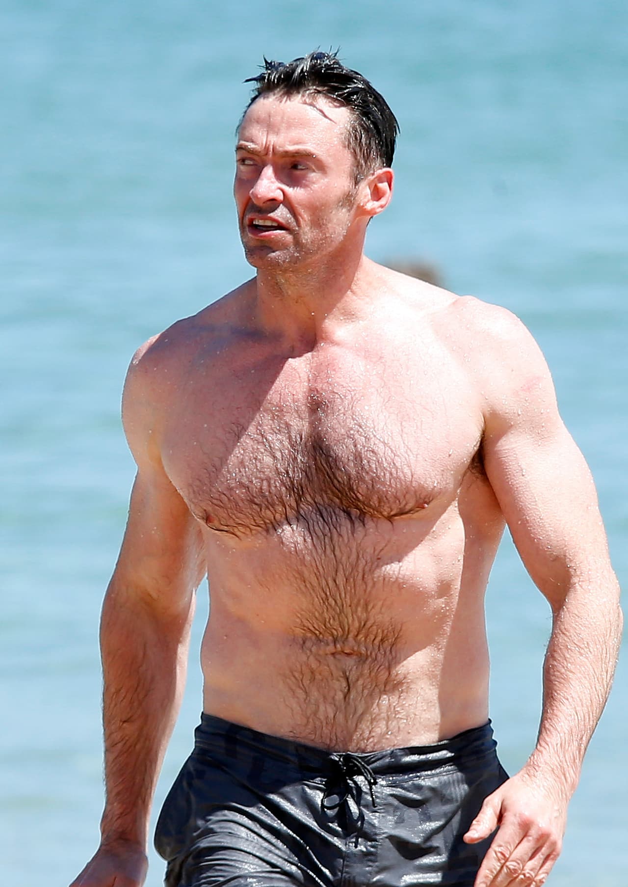 Hugh Jackman nadando en el mar