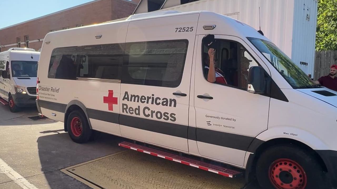 La Cruz Roja Americana envió el jueves cinco camiones para ayudar a personas afectadas por el el paso del Huracán Ian