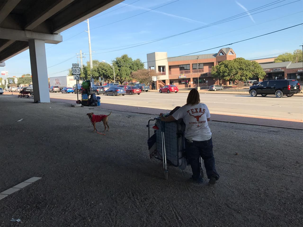 TxDOT informó que no está pidiendo a las personas que se muevan permanentemente, pero que deben moverse mientras se limpian los pasos inferiores.