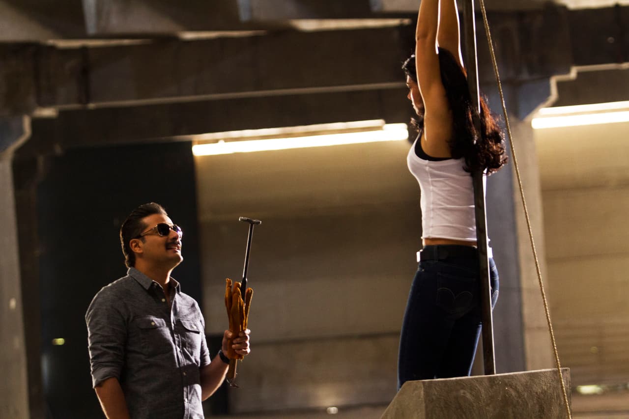 Su captor disfrutaría su dolor y se vengaría de ella por haberle arruinado su carrera militar y por haberlo dejado ciego.