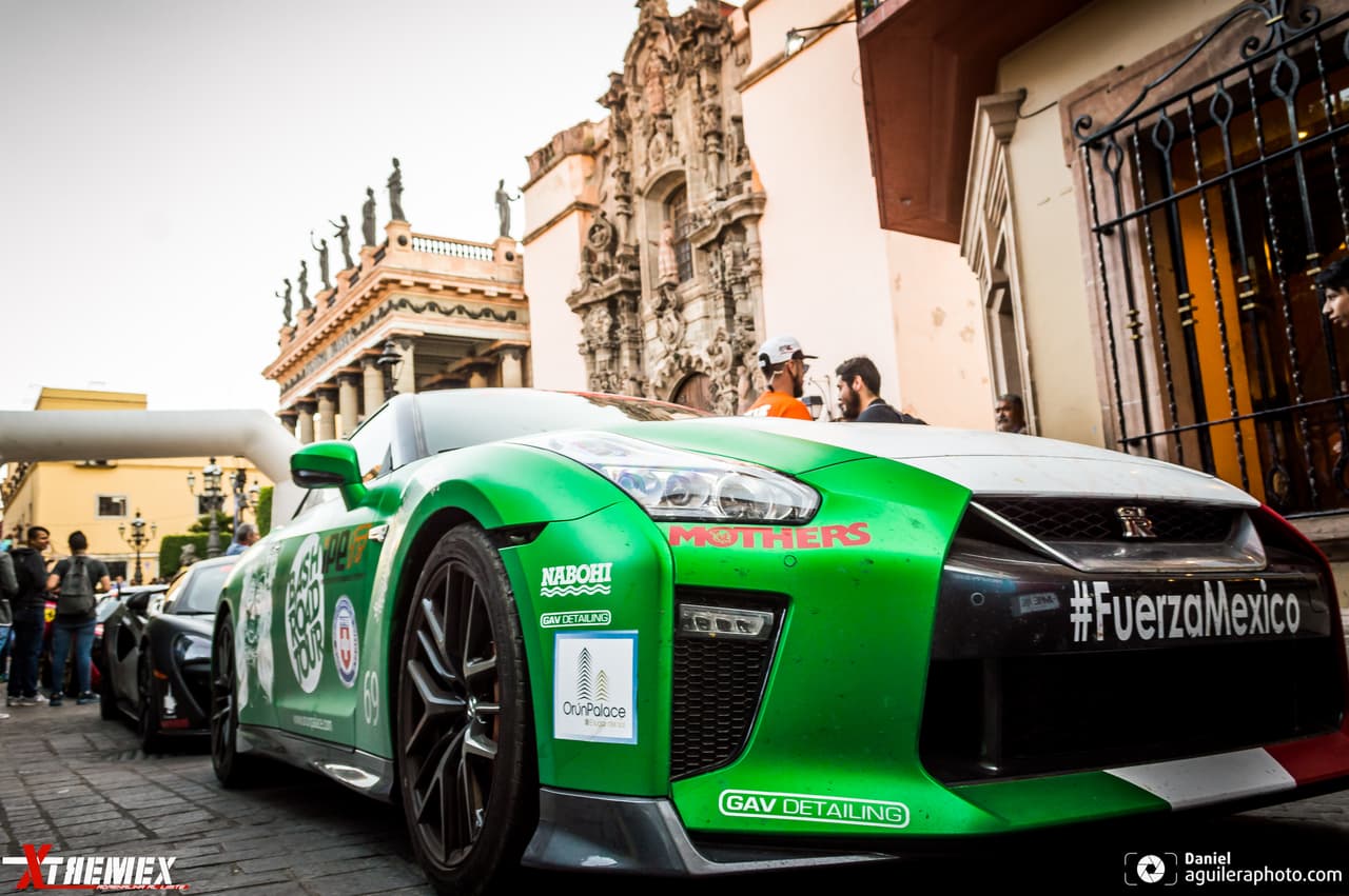 Otro Nissan GTR dentro de la caravana. Todos los autos 
<b>portaban el hashtag #FuerzaMéxico</b> con motivo del pasado sismo del 19 de septiembre.