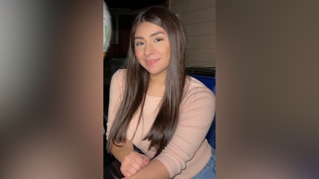 <h3 class="cms-H3-H3">Desiree Cervantez: la del corazón inmenso </h3>
<br>
<b>Tenía 23 años.</b> Se había graduado con una licenciatura en Ciencias, estaba orgullosa de su nuevo apartamento y trabajaba en un bufete legal donde todos la querían. Desiree, o Desi, era callada, pero con una sonrisa profunda, sincera. Su familia cuenta que era compasiva con todos: 
<b>seres queridos, extraños, incluso animales.</b> Caminaba con fe. Su conexión con Dios era una parte central de su vida. “Llenó nuestras vidas con amor, risas, amabilidad y momentos que llevaremos por siempre”, se puede leer en 
<b><a href="https://www.gofundme.com/f/help-honor-desiree-cervantes-memory?fbclid=IwY2xjawL9tXBleHRuA2FlbQIxMABicmlkETE5dnFFa2FEVHB2Y3pVaW1YAR5AdpE3zXA9VUR2g6GQljxqjJK8LX0526hblx81B9wpgI64PIJ1tda-ZKQE5A_aem_q93RNORJPRyjMfTx3T8-BQ" target="_blank">una página de GoFundMe creada para apoyar con sus gastos funerarios.</a></b>