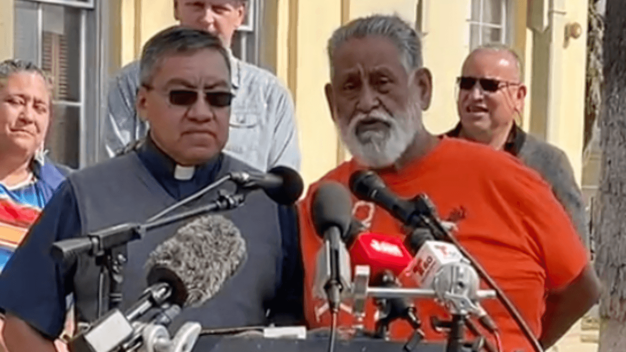 En Texas, no todos dan la bienvenida a este convoy. La organización Vote Common Good, junto con otros pastores, 
<a href="https://www.univision.com/local/san-antonio-kwex/vote-common-good-army-of-god-convoy-caravana-antiinmigrante-eagle-pass-texas" target="_blank">se reunieron públicamente en Eagle Pass</a> para rechazar las causas de la protesta de los tráileres y vehículos. “Cuando los organizadores de este convoy dicen que buscan enfrentarse contra los ‘globalistas’ que quieren destruir América, no están siendo religiosos: están siendo racistas, sin mencionar antisemíticos”, dijo el pastor Doug Pagitt, quien dirige Vote Common Good.