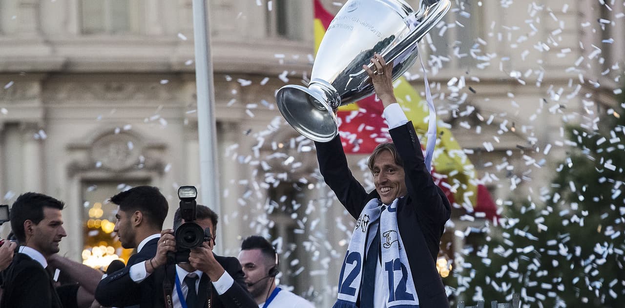 Luka Modric también aprovechó para volver a levantar la Copa frente a los miles de espectadores que estaban en Cibeles.