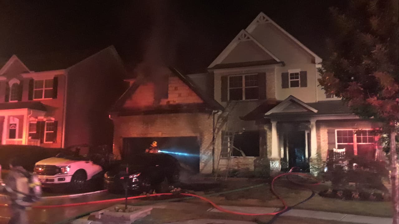 Los bomberos pudieron extinguir el incendio, pero el piso principal de la casa, el sótano y el garaje sufrieron graves daños.
