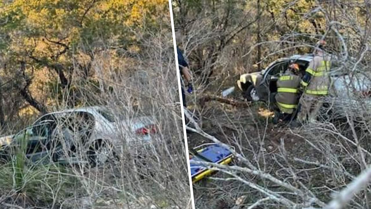 Bomberos rescatan a una persona dentro de su automóvil luego de caer en un acantilado