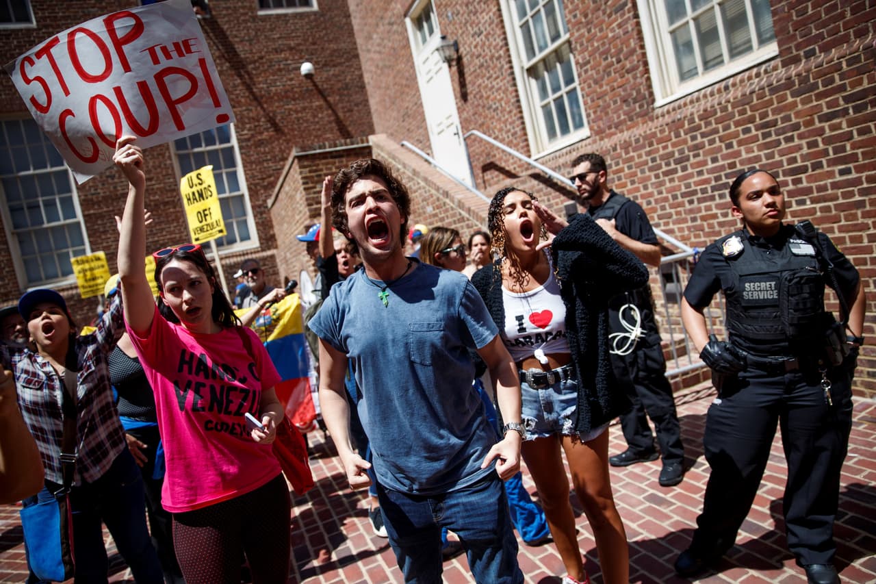 Sin agua ni luz y con comida racionada, partidarios de Maduro se atrincheran en la embajada venezolana en EEUU