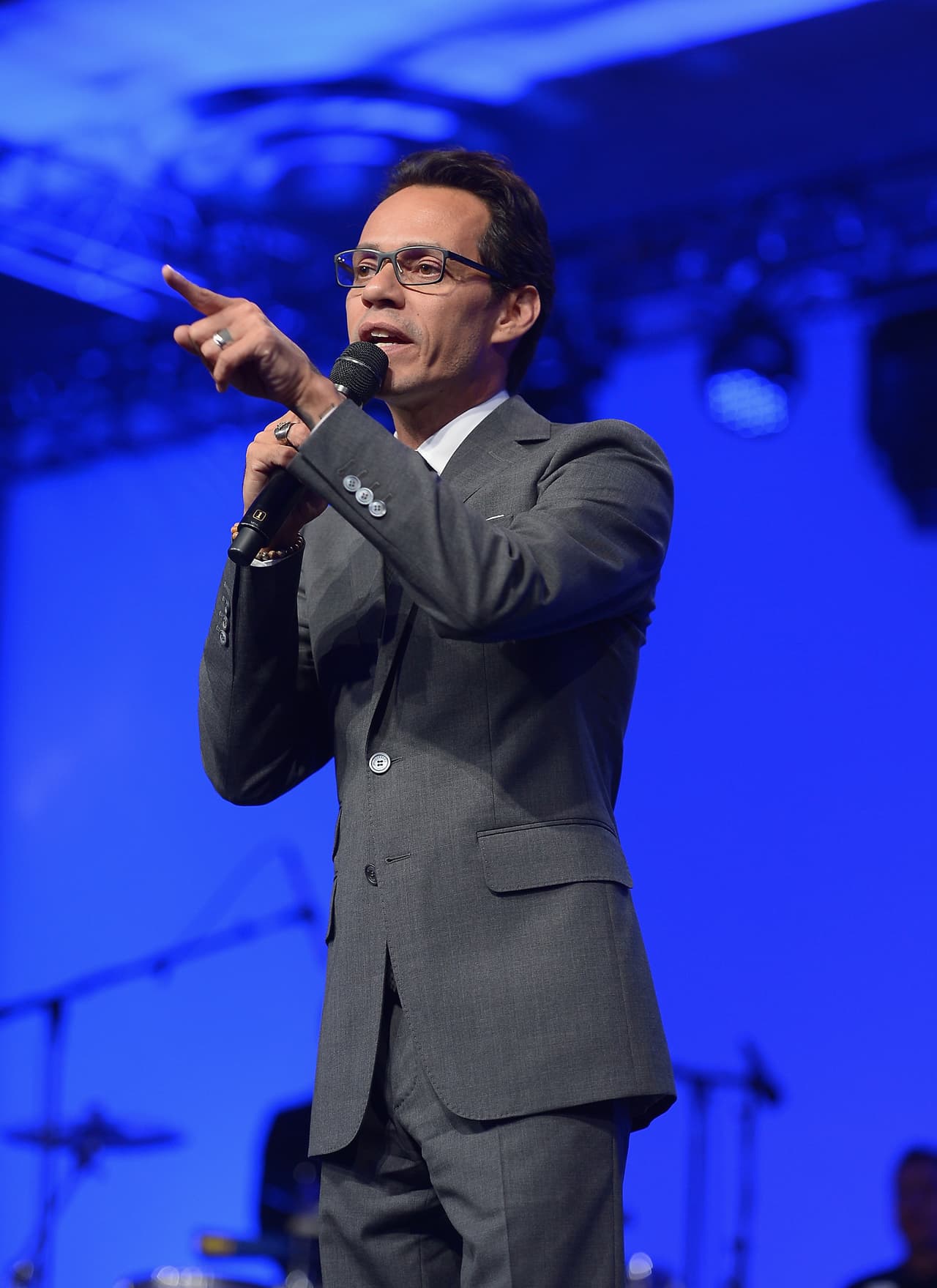 Pero esta no es la única causa que apoya este cantante, ya que él dirige su propia fundación llamada Maestro Cares.