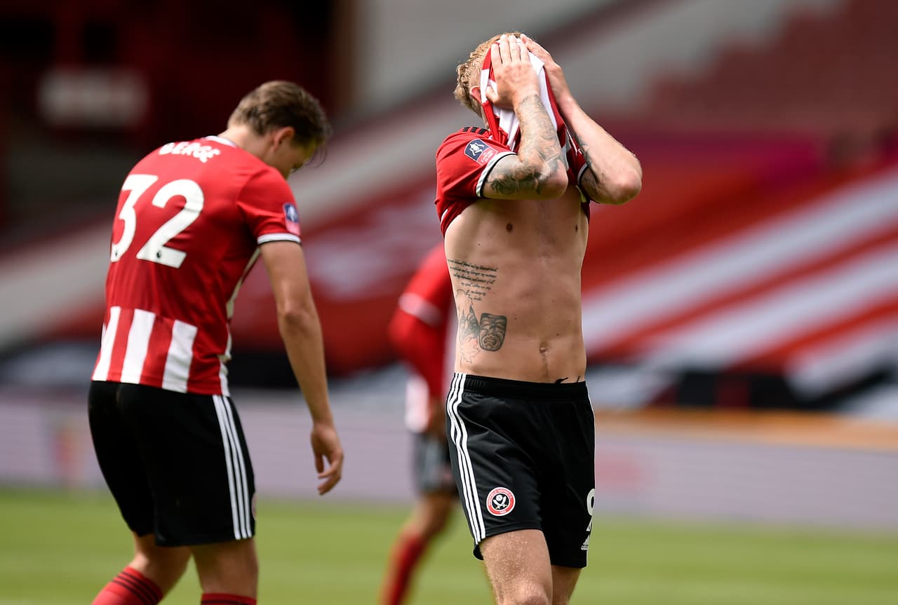 Oliver McBurnie y los jugadores del Sheffield lamentan la eliminación ante el Arsenal luego de ser superiores todo el partido.