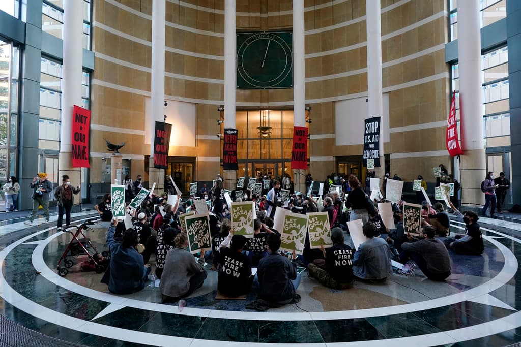 La protesta tuvo lugar en el edificio federal de Oakland, California, donde los manifestantes se congregaron para expresar su descontento y solidaridad con el pueblo de Gaza.