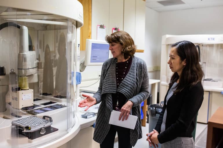 Otro tipo de infección que es común es el “
<b>herpes genital</b> que se manifiesta a través de úlceras principalmente en los genitales que pueden causar dolor, y a veces puede causar también fiebre, y es detectable a través de un examen de la úlcera o también exámenes sanguíneos. Es algo que podemos tratar medicamento a través del virus que disminuye la seriedad de los síntomas y el tiempo que duran los síntomas”, aseguró Aguayo.