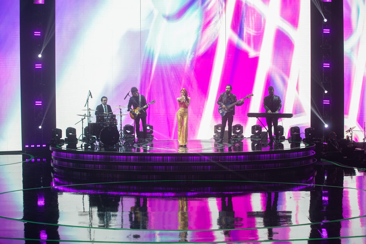 Con cuatro músicos en el escenario y su melodiosa voz abrió la gala de duetos entre los niños que buscan un pase al estrellato.