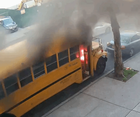 Menor arrestado no delata a sus cómplices en el incendio de un autobús en Brooklyn